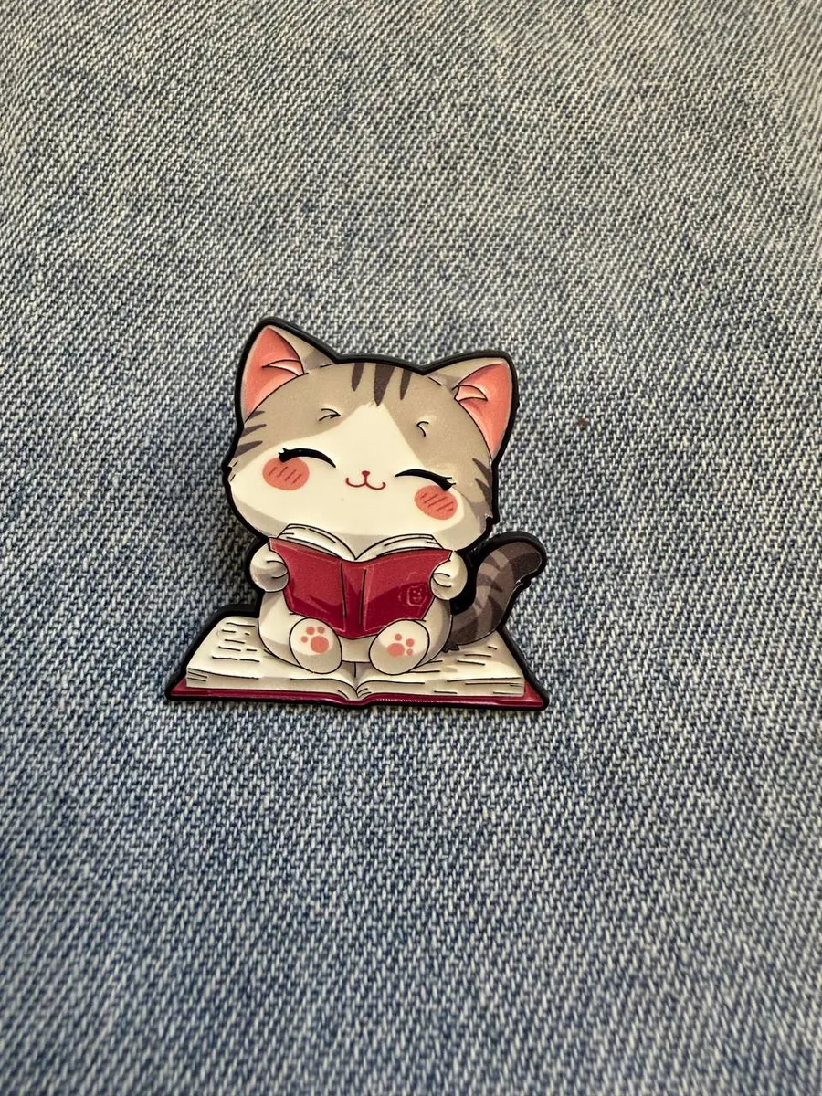 Значок металлический Котик с книгой